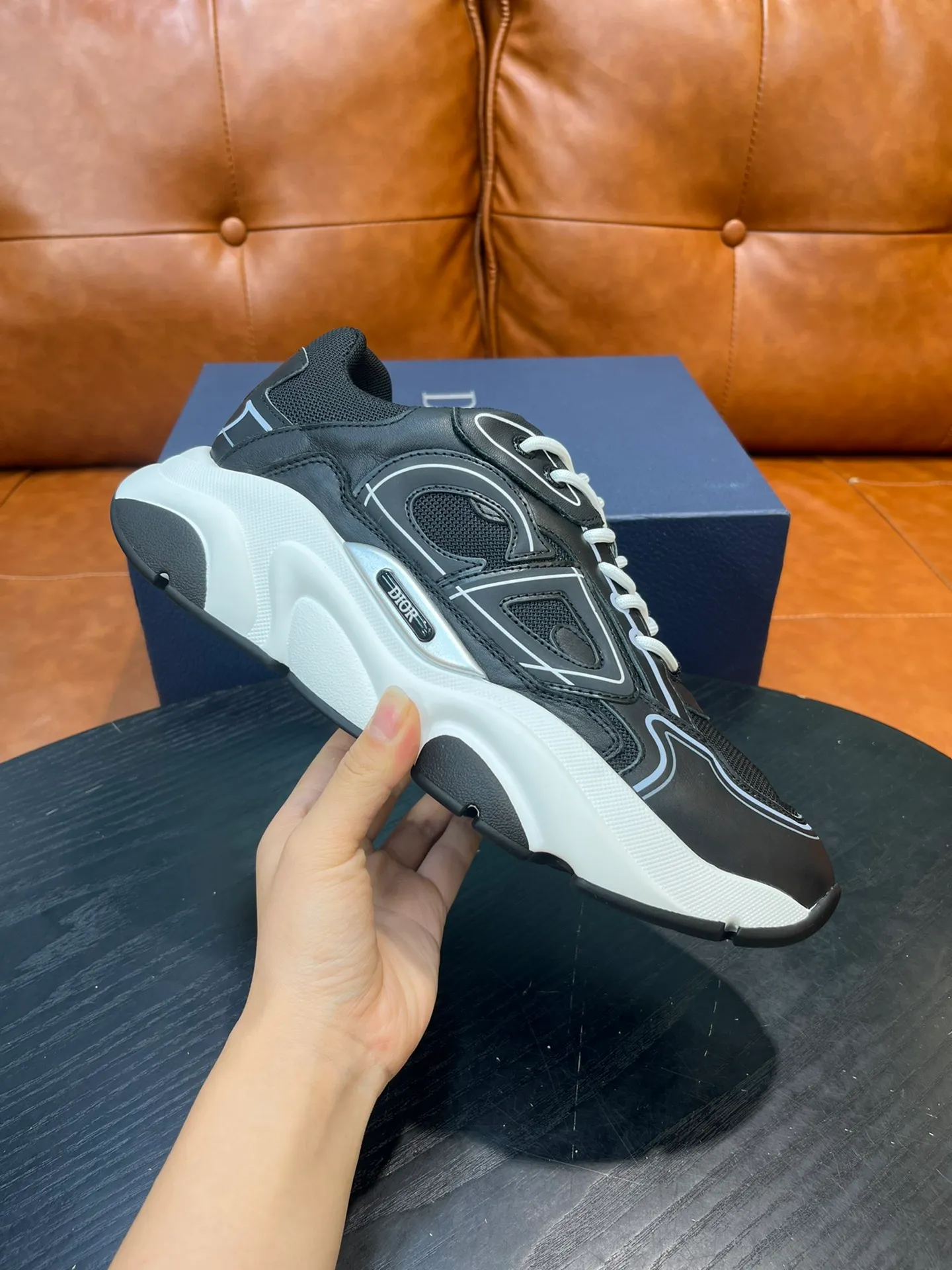 Factory price 540💰Dior B22 men's jogging fashion sneakers. This item draws inspiration from retro jogging shoes. It adopts a thick low-top design, with an upper made of leather and mesh fabric, and a black and white engraved rubber sole. Decorated with an embossed "CD" logo on the side. Code number: 39-44